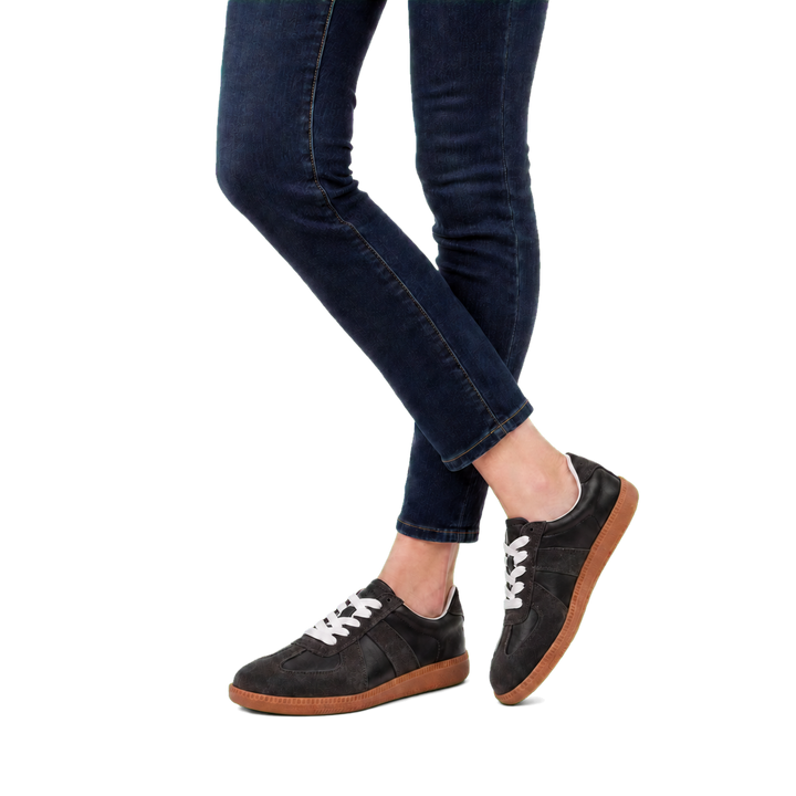 Harrow &amp; Quinn Nora Leather Sneakers in Onyx worn with skinny jeans transparent background